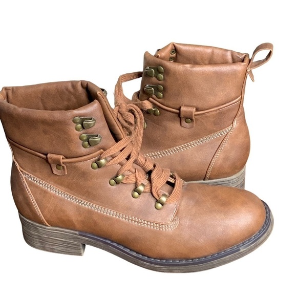 Sugar So Sweet, brown ankle boots. Laced. Size 9 - Picture 4 of 6